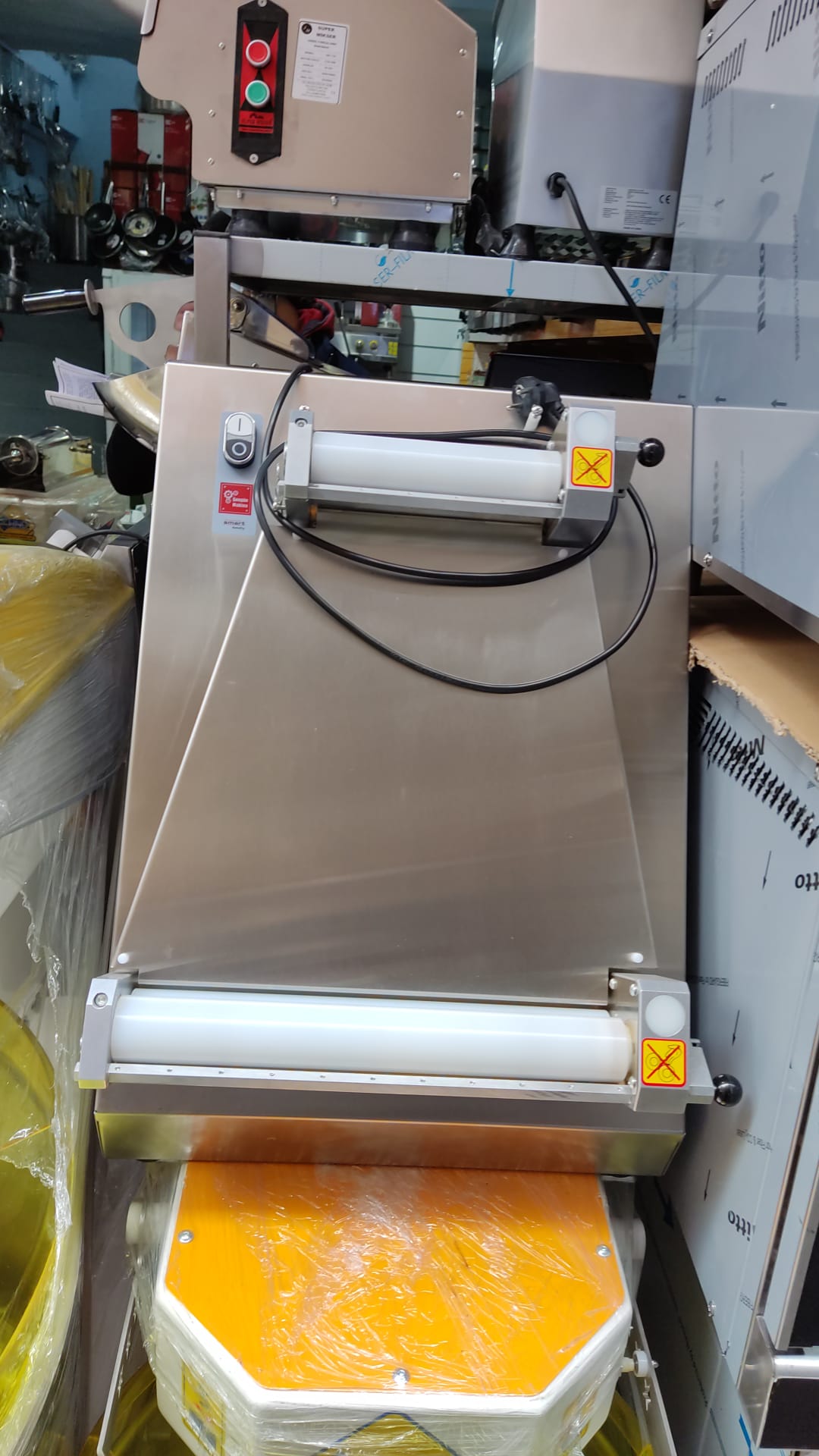 Pizza – Lahmacun – Pide Açma Hamur Açma Makinesi (Çift Merdaneli Dik Tip)